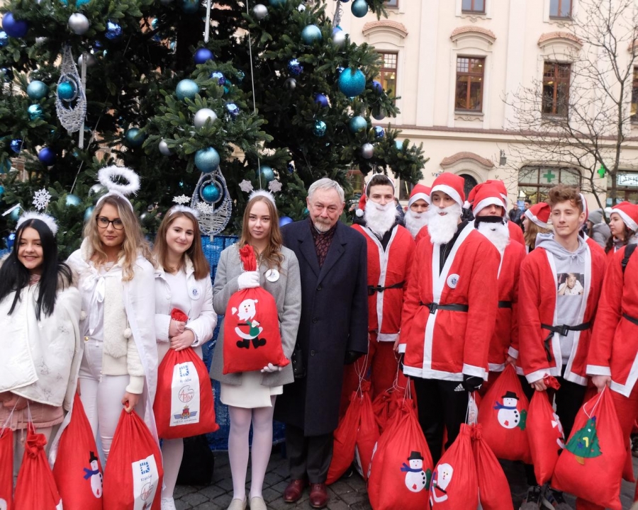 143 Mikołajów specjalnym tramwajem zawiozło prezenty chorym dzieciom